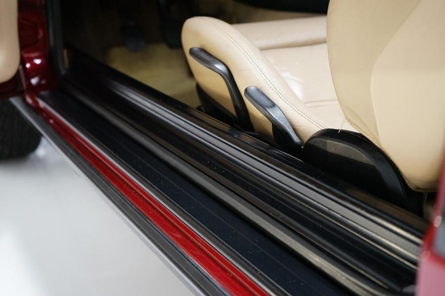 Детали интерьера BMW 325i Convertible (Calypso Red) 1990 года  (фото 138 из 190)